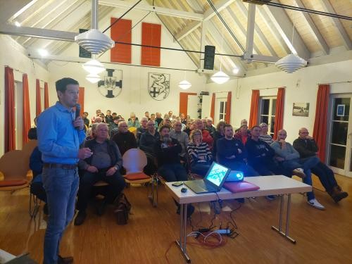 Dipl.Ing.(FH) Joachim Baumeister Geschäftsführer von Tilig Geomatics aus Dogern erläutert, als beauftragtes Ingenieurbüro der Stadt Tengen, den geplanten Breitbandausbau im Ortsteil Weil inkl. Verbindungstrasse Blumenfel/ Weil Dipl.Ing.(FH) Joachim Baumeister Geschäftsführer von Tilig Geomatics aus Dogern erläutert, als beauftragtes Ingenieurbüro der Stadt Tengen, den geplanten Breitbandausbau im Ortsteil Weil inkl. Verbindungstrasse Blumenfel/ Weil